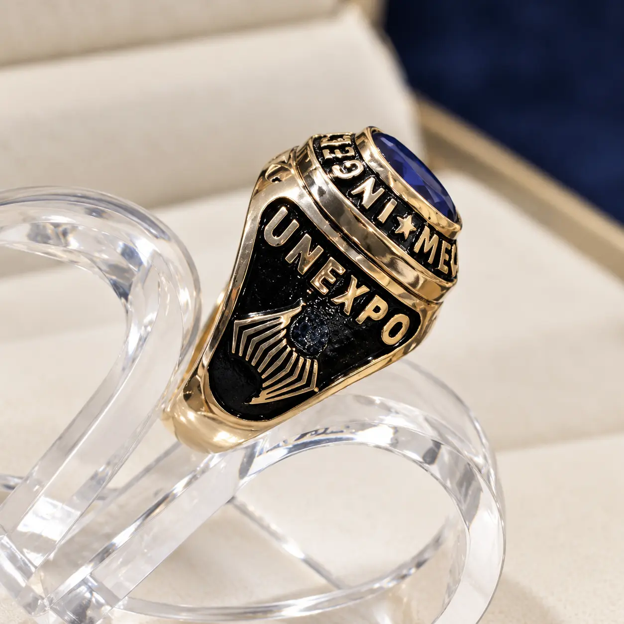 Anillo universitario en oro con piedra azul y grabado UNEXPO, visto de lado