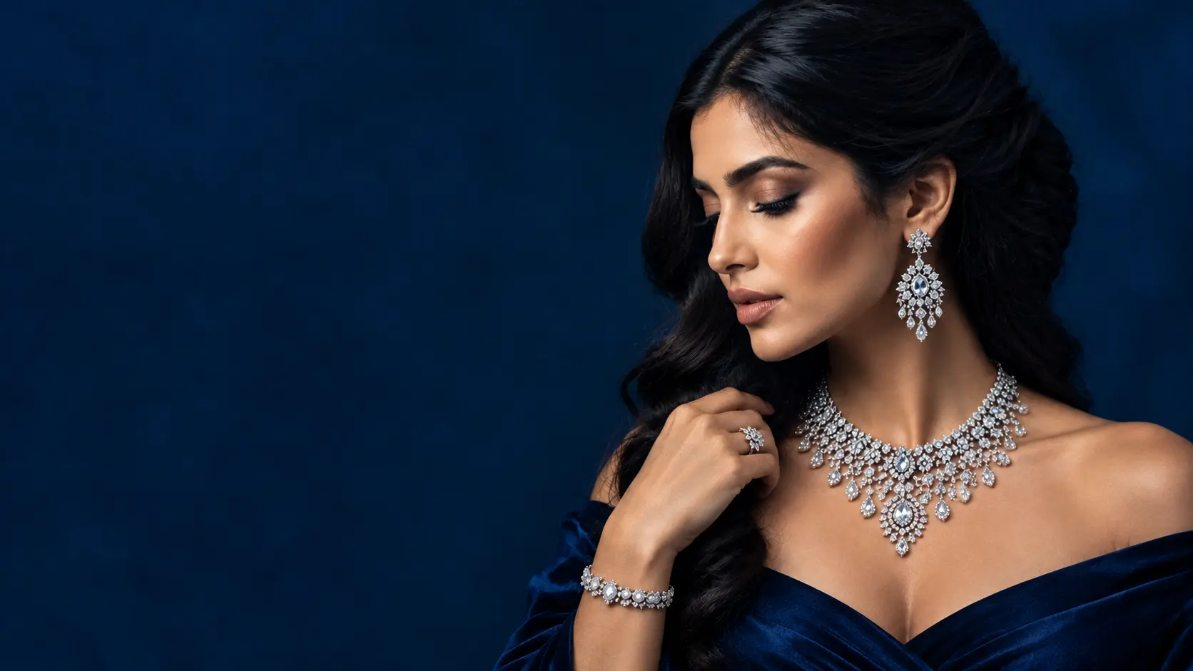 Modelo luciendo joyas de Joyería El Esfuerzo